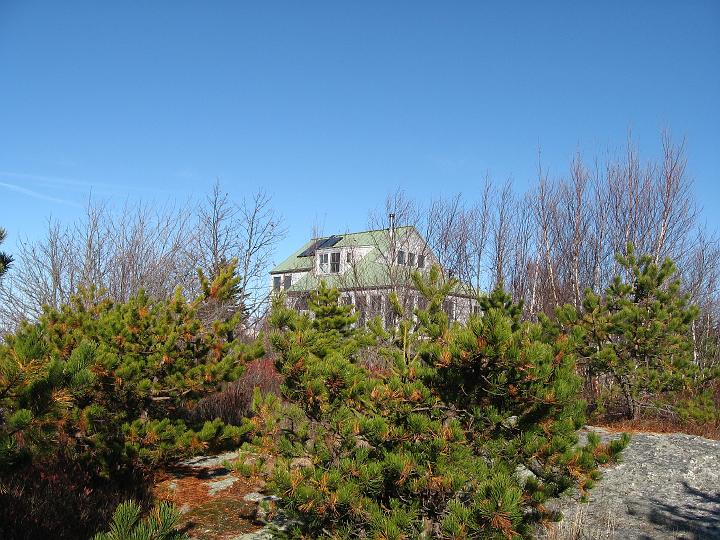 IMG_0840.JPG - The cottage from the ledge