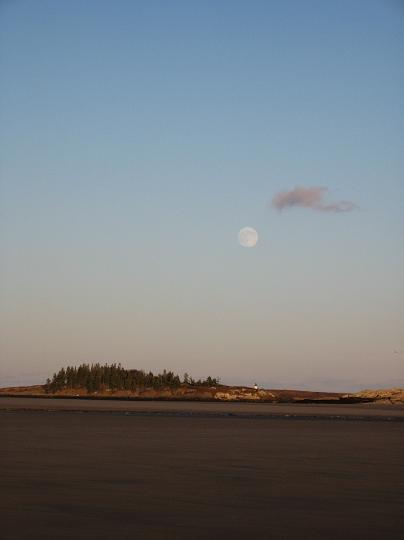IMG_0888.JPG - Moon over Pond Island light